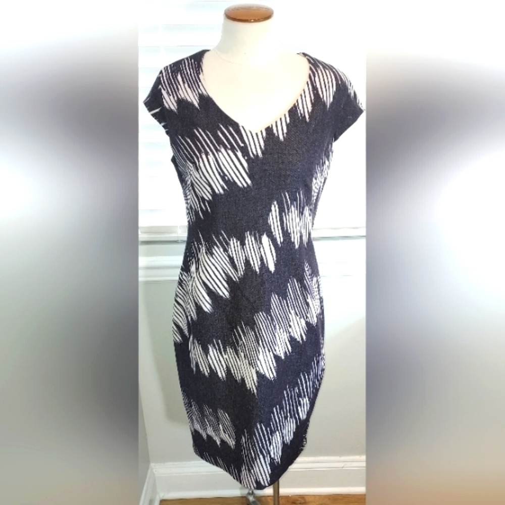 Phase Eight Muted Black and White V Neck Exposed Zip Back Dress NWOT